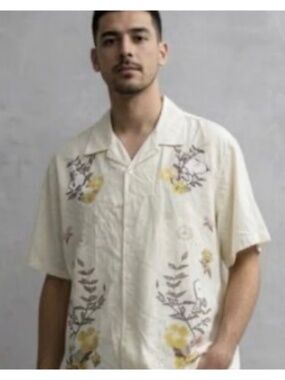 Peanuts Mens Cream Floral Short Sleeve Button Down Shirt. Sz XXL.